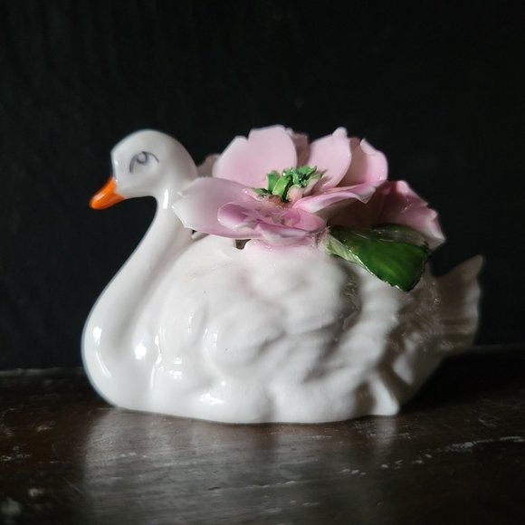 Small Vintage Raybur Staffordshire Bone China Swan with Flowers Made in England - Picture 1 of 6
